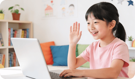 小学生がプログラミングを楽しんでいる様子