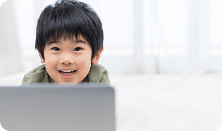 小学3・4年生がプログラミングを楽しんでいる様子