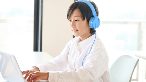 作りたいゲームに取り組む生徒