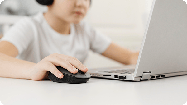 本格的なプログラミングに取り組む生徒